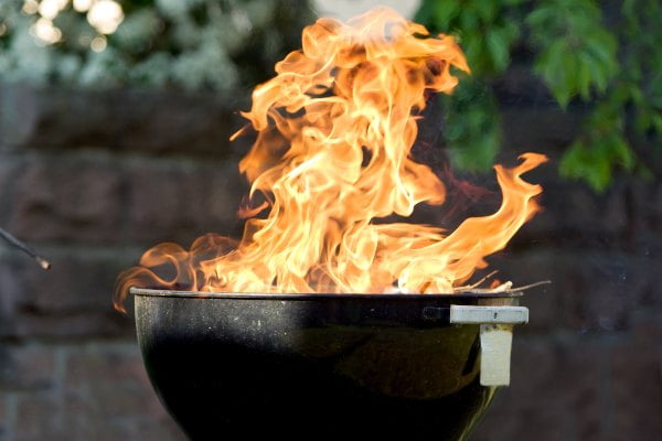 asador con fuego