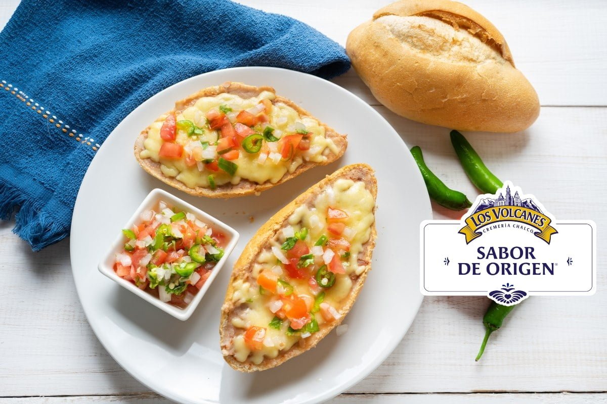 Deliciosos-molletes-tipico-desayuno-mexicano-Los-volcanes