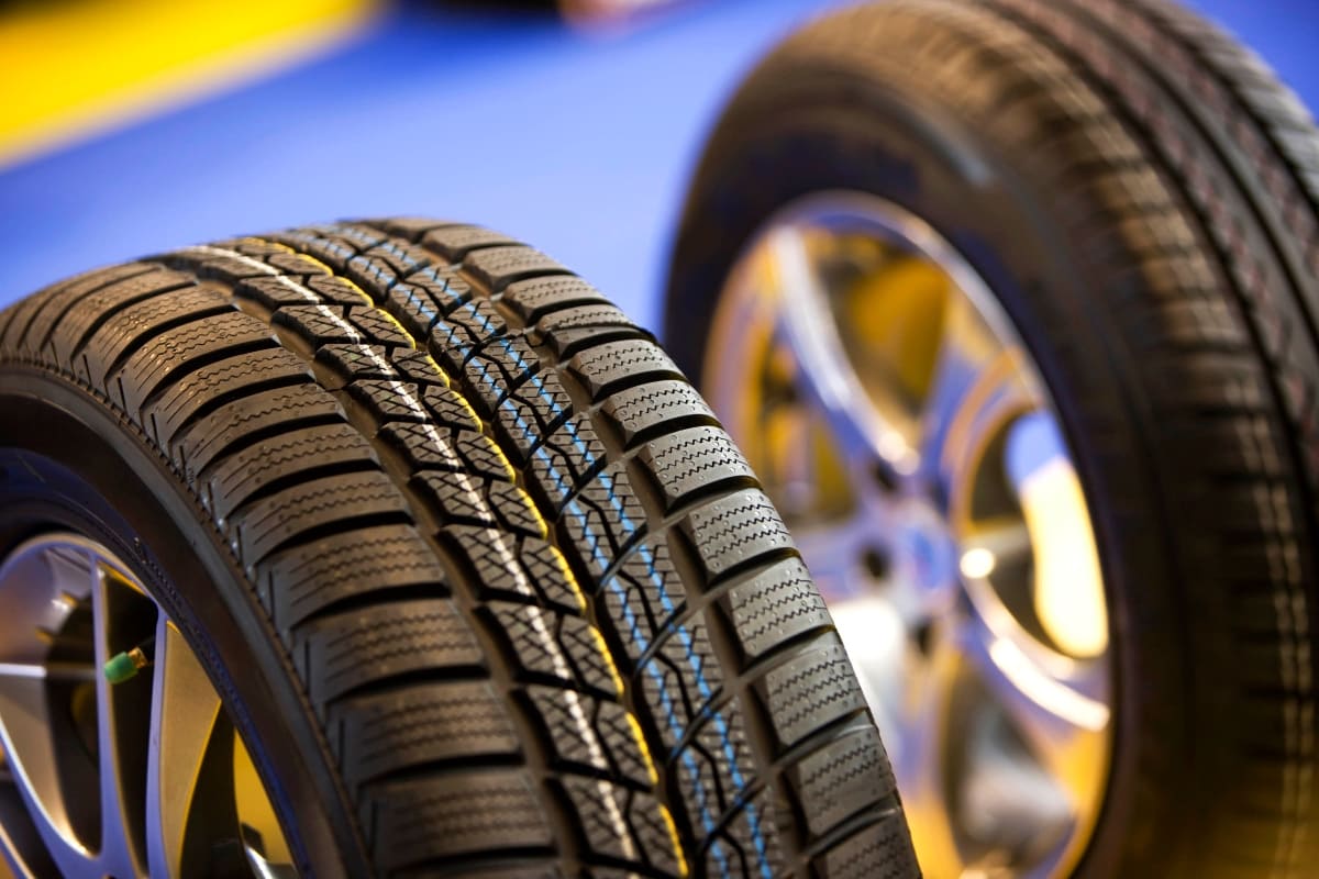 ¿Qué significan los números de las llantas de mi auto?