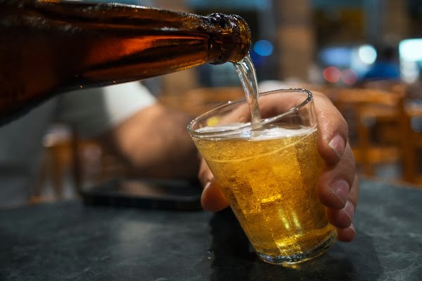 cómo servir la cerveza
