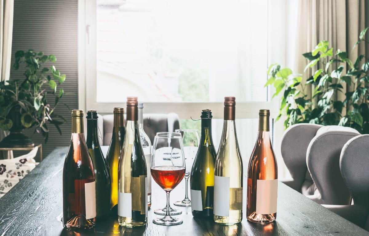 Vinos-y-licores-que-no-pueden-faltar-en-tu-bar