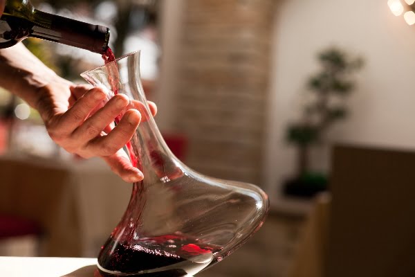 ¿Se deben decantar los vinos?