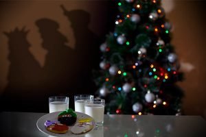 Descubrimos a Santa Claus y a los Reyes Magos comprando juguetes