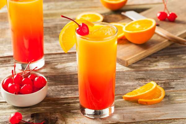 Tequila sunrise, Cocteles con alcohol