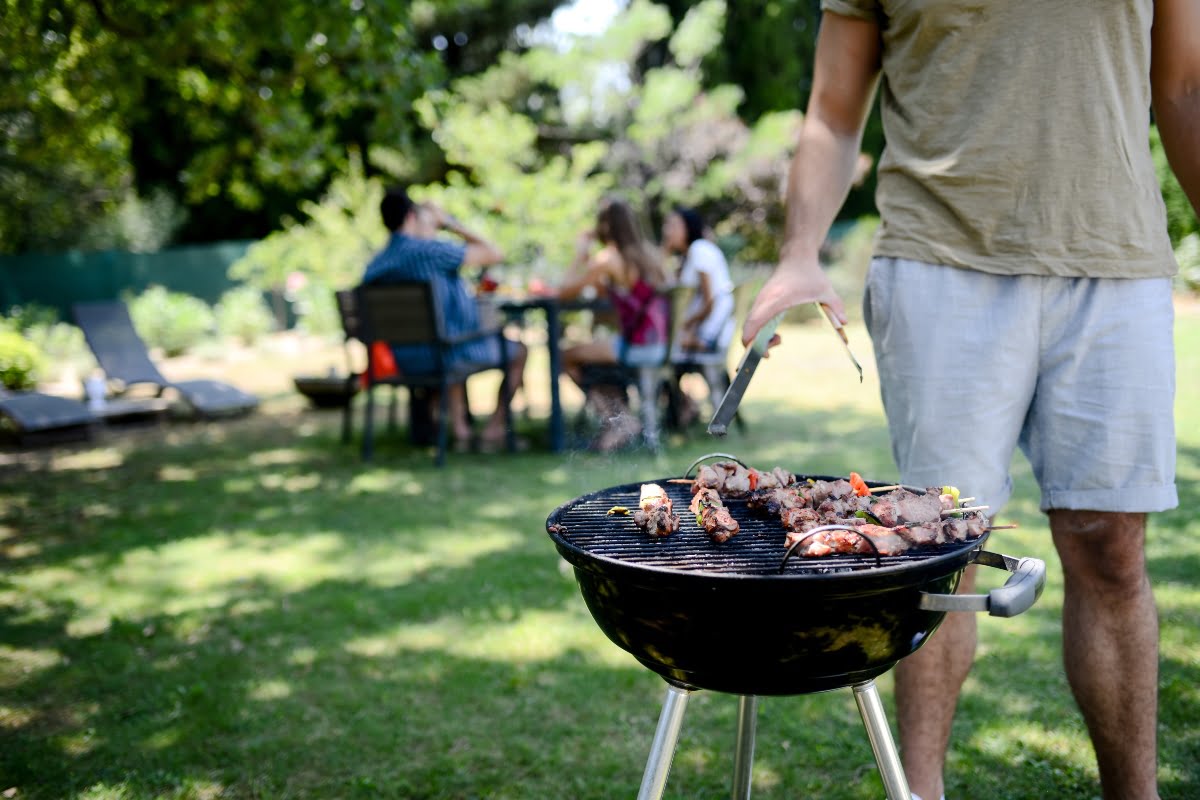 asador-en-el-jardin