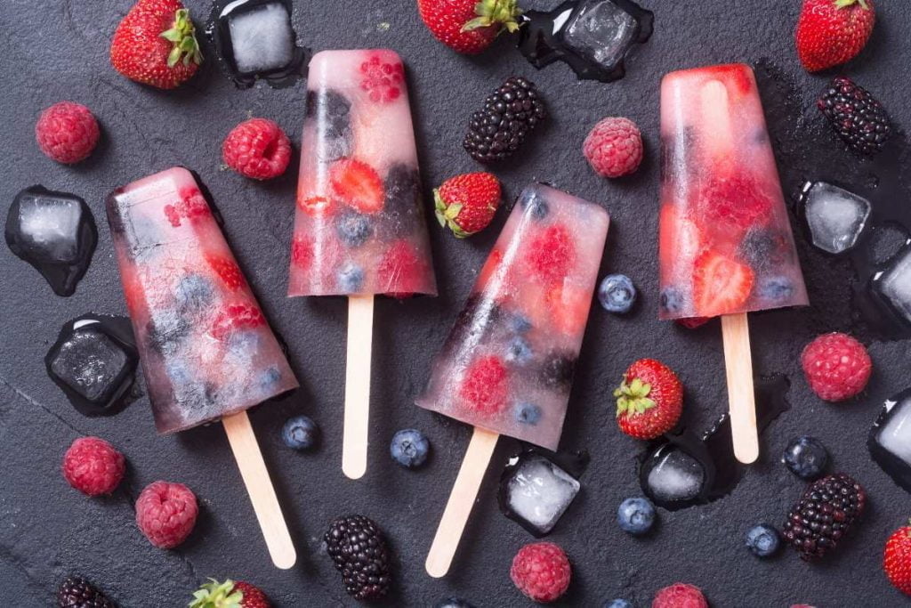 Paletas de coco con berries