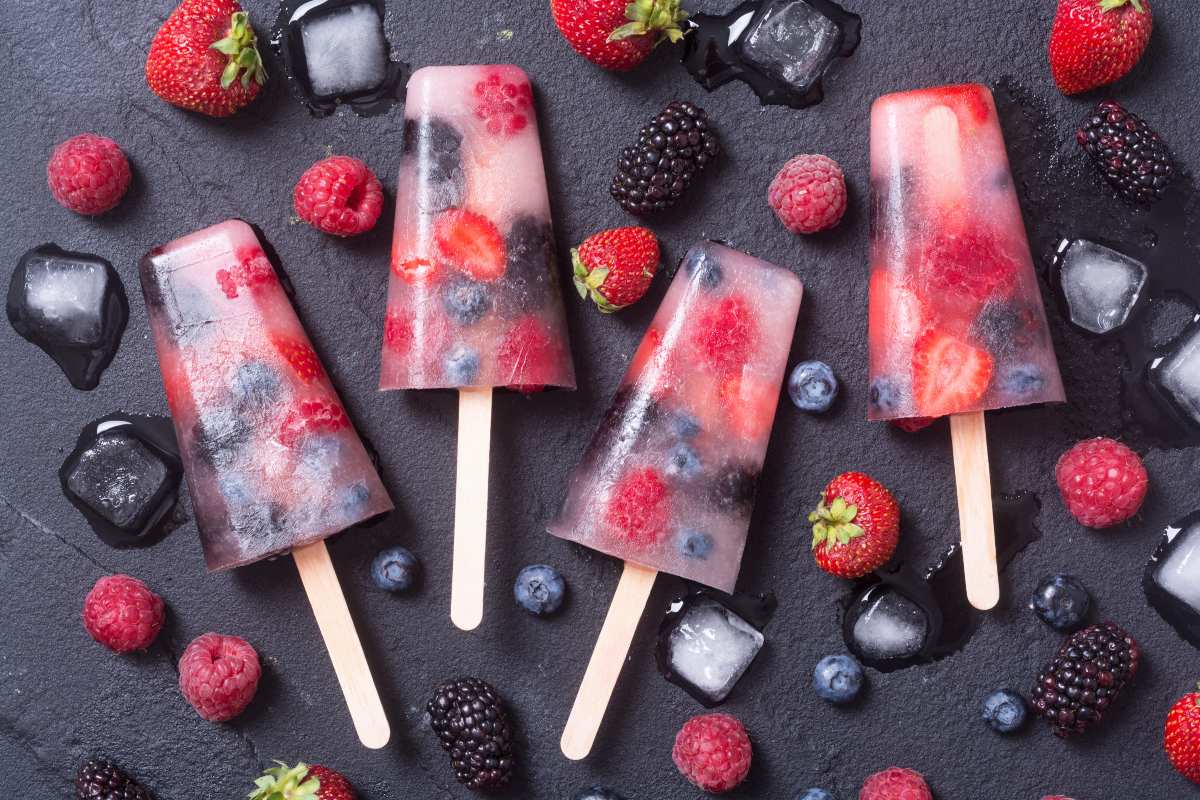 Paletas de coco con berries