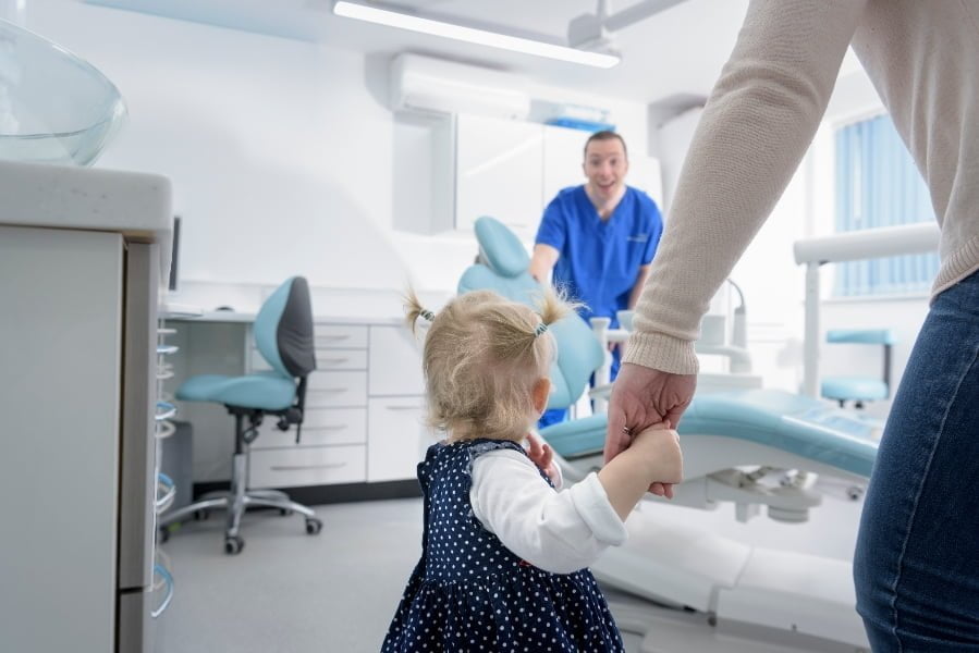 Bebé visita por primera vez al dentista