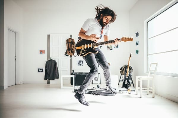 Tocando guitarra