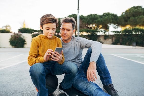 papa e hijo con telefono