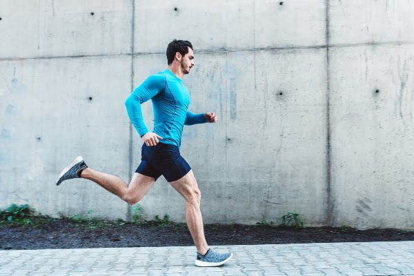 Ropa deportiva hombre corriendo