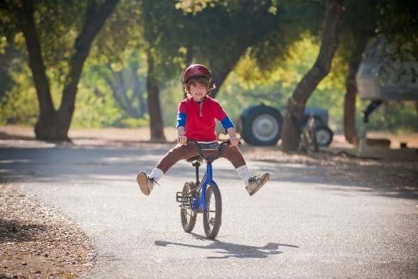 niños aprendiendo a andar en bicicleta