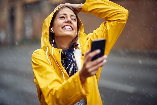 Audífonos en la lluvia
