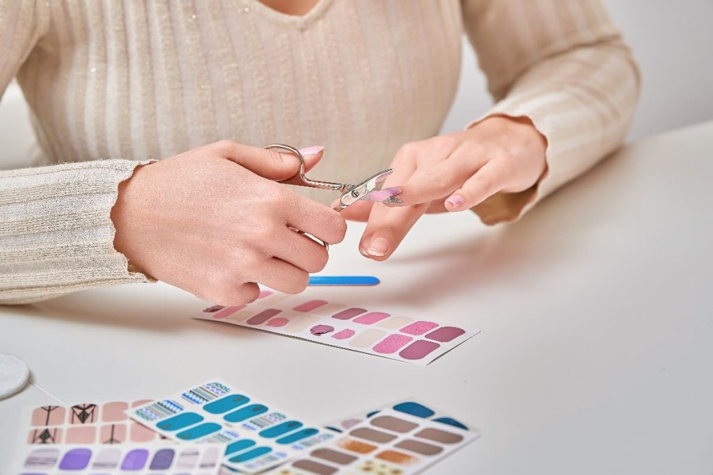 Aplica uñas semicuradas