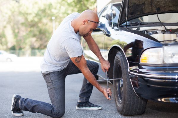 aprende a cambiar la llanta de tu auto