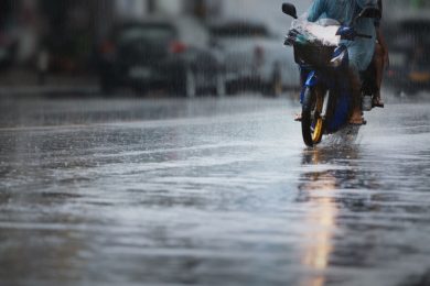 moticiclista en la lluvia